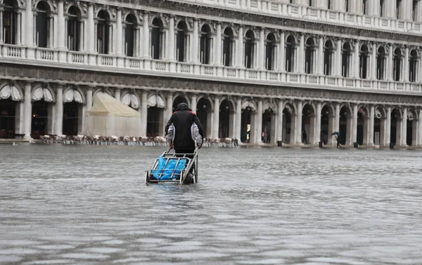 Porter Carriage Venice Italy Flood — Zdjęcie stockowe