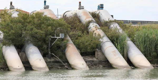 Large Pipes Powerful Dewatering Pump Recover River Water Irrigation Cultivated — Stockfoto