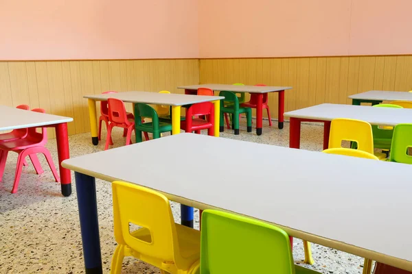 Interno Della Classe Con Tavoli Sedie Vuote Senza Bambini Causa — Foto Stock