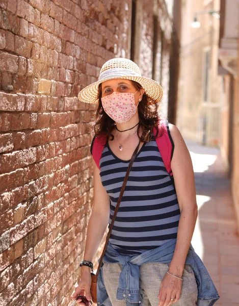 Woman Straw Hat Surgical Mask Corona Virus Pandemic While Visiting — Stockfoto