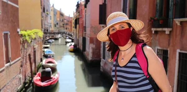 Mulher Com Máscara Cirúrgica Chapéu Palha Visita Ilha Veneza Itália — Fotografia de Stock