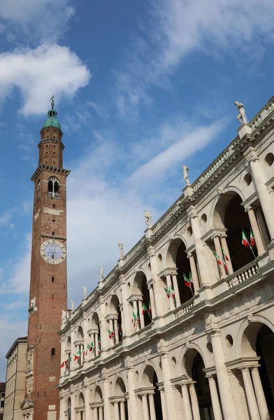 意大利北部维琴察市名为Torre Bissara的高塔和许多意大利国旗 — 图库照片