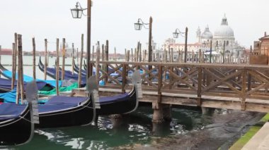 Venedik adasındaki Venedik gölüne demirlemiş Gondollar Corona Virüsü Covid-19 yüzünden turistler olmadan.