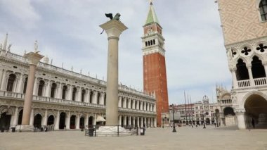 Corona Virüsü Covid-19 'un neden olduğu tecrit sırasında çok az turistle Venedik' teki Saint Mark Meydanı.