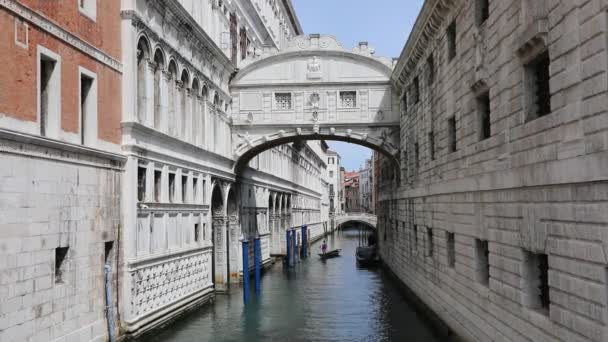 イタリア語でPonte Dei Sospiriと呼ばれるため息の橋とイタリアのヴェネツィア島の航行可能な運河 — ストック動画