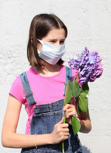 Little Girl Mask Protection Covid Wears Overalls Has Hydrangea Flowers — Stock Photo, Image