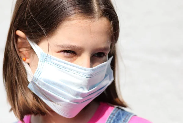 激しい目の表情の女の子とともに外科マスクで保護するためにCovid 19中にザ ロックダウン — ストック写真