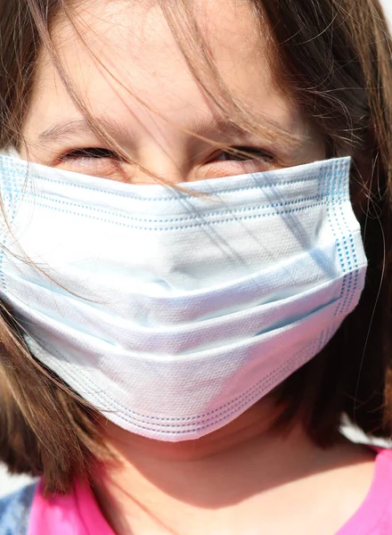 極端なクローズアップの笑顔の女の子とともに外科マスクのための保護のためにコロナウイルス中にザ ロックダウン — ストック写真