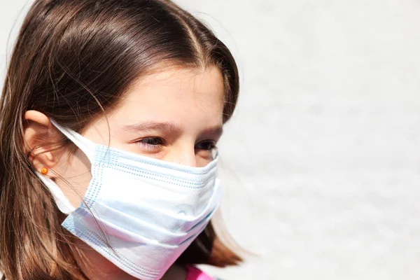 Νεαρό Κορίτσι Που Φοράει Μια Χειρουργική Μάσκα Μιας Χρήσης Για — Φωτογραφία Αρχείου