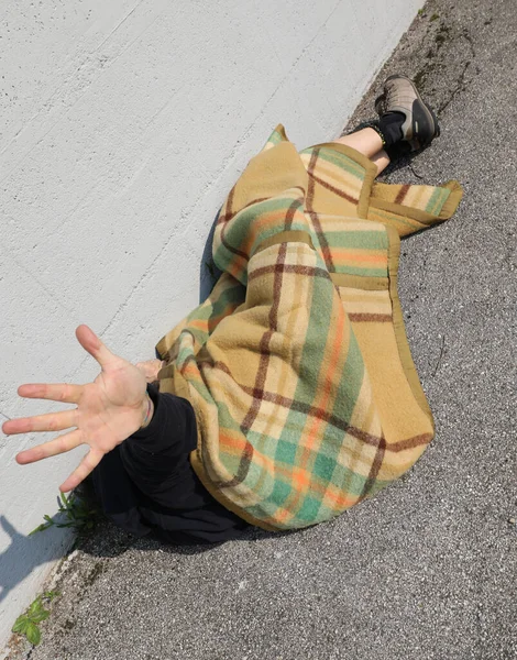 Mão Dos Sem Teto Enquanto Dorme Rua Sob Cobertor Sujo — Fotografia de Stock