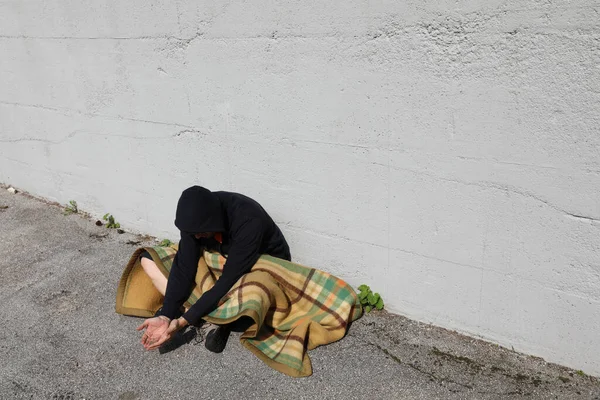 Homeless Man Begging Street Old Blanket Nobody Sees Him — Stock Photo, Image