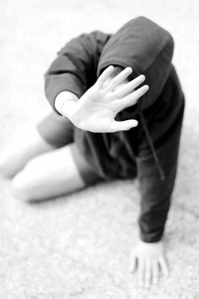 Mano Niño Intimidado Tratando Protegerse Atacante Con Efecto Blanco Negro — Foto de Stock