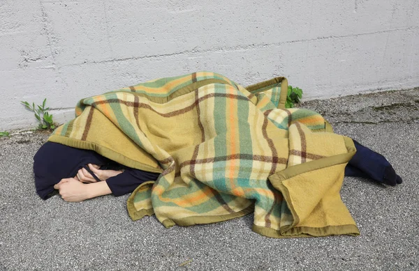 Young Homeless Man Sleeps Street Asphalt Dirty Blanket Shoes Metropolis — Stock Photo, Image