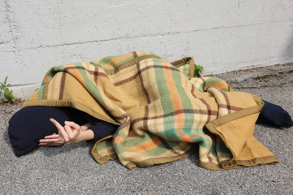 ホームレスの男は怒ってる汚い毛布の下から手の中指で悪いジェスチャーをする — ストック写真