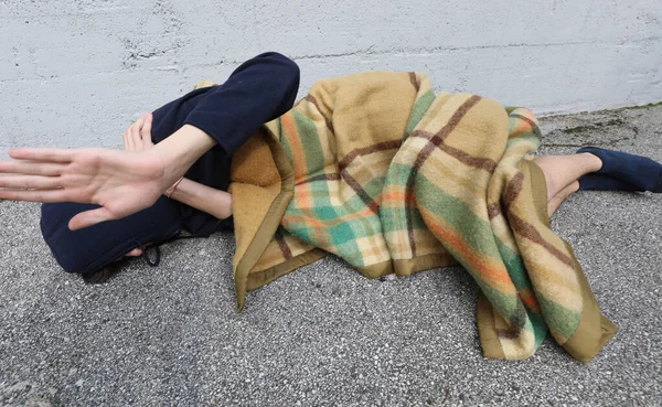 Раздраженный Бездомный Молодой Человек Поднимает Руку Грязного Одеяла Отдыхая Улице — стоковое фото