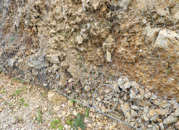 Ανθεκτικό Μεταλλικό Δίχτυ Προστασίας Στα Βουνά Για Μην Πέφτουν Πέτρες — Φωτογραφία Αρχείου