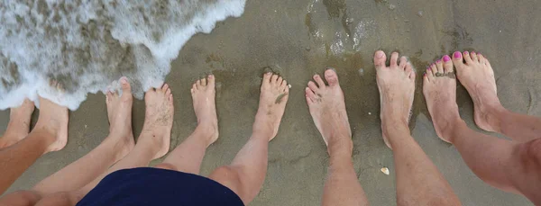 Barefoot Familie Van Vijf Het Zand Van Het Strand Aan — Stockfoto