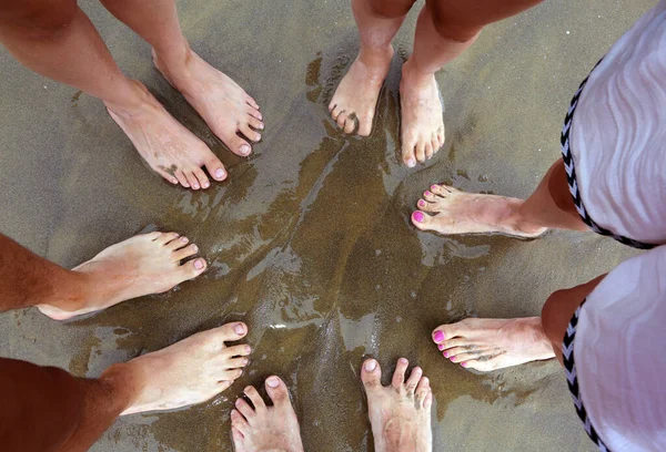 Füße Einer Fünfköpfigen Familie Sand Des Strandes Meer Sommer — Stockfoto