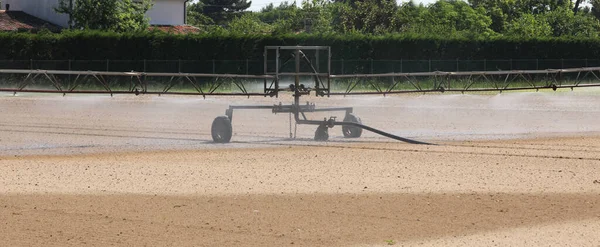 Impianto Automatico Irrigazione Irrigare Campo Durante Stagione Estiva Con Crisi — Foto Stock