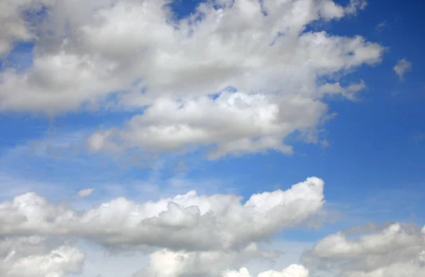 Blå Himmel Med Flera Moln Perfekt Som Bakgrund För Att — Stockfoto