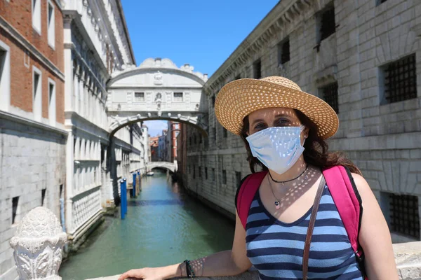 Mulher Bonita Com Máscara Cirúrgica Chapéu Palha Ponte Suspiros Visita — Fotografia de Stock