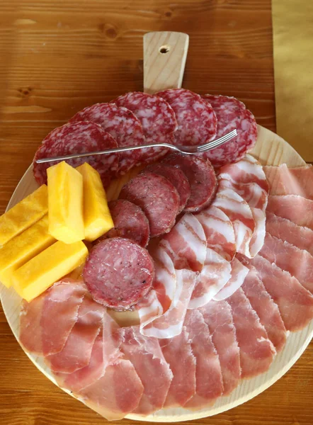 Tabla Cortar Con Embutidos Mixtos Salami Cocido Plato Jamón Crudo —  Fotos de Stock