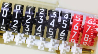 Kullanıcının tüketimini saptamak için bir analog metrenin büyük sayılarının ayrıntıları