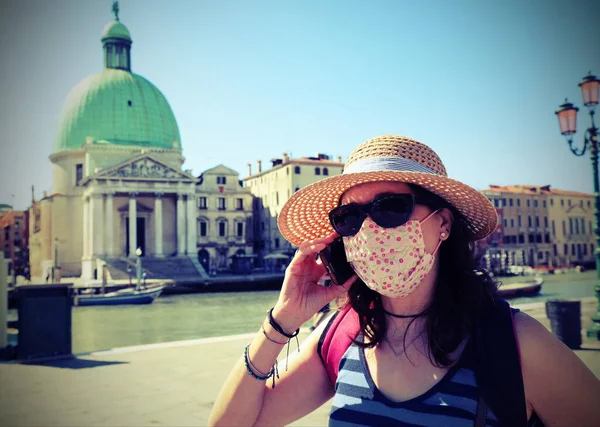 Mulher Com Máscara Cirúrgica Falar Telefone Veneza Durante Viagem Momento — Fotografia de Stock