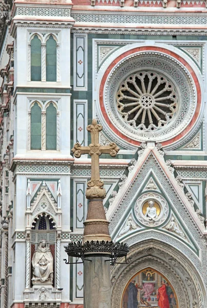 Детали Колокольни Джотто Флоренции Италии Крест Переднем Плане — стоковое фото