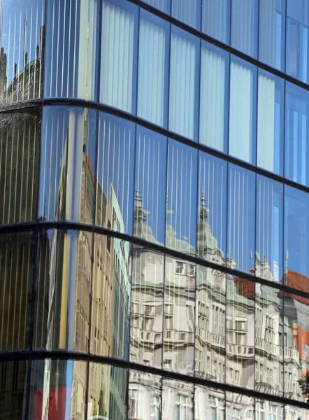 Történelmi Ókori Palota Tükröződése Egy Modern Felhőkarcoló Festett Üvegablakán Európai — Stock Fotó