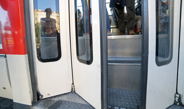 Закриття Або Відкриття Автобусних Дверей Громадського Транспорту Людей Подорожують Ним — стокове фото