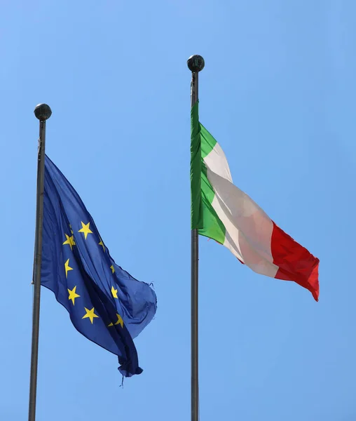 Bandiera Blu Europea Con Stelle Gialle Bandiera Tricolore Italiana — Foto Stock