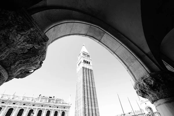 イタリアのヴェネツィアのメイン広場に聖マルコの有名な鐘楼と古代の宮殿ドゥカーレのフレーム — ストック写真