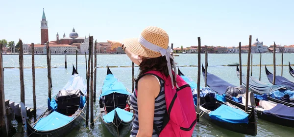 Dziewczyna Słomkowym Kapeluszem Plecakiem Fuksji Wenecji Patrzy Wyspę San Giorgiowith — Zdjęcie stockowe
