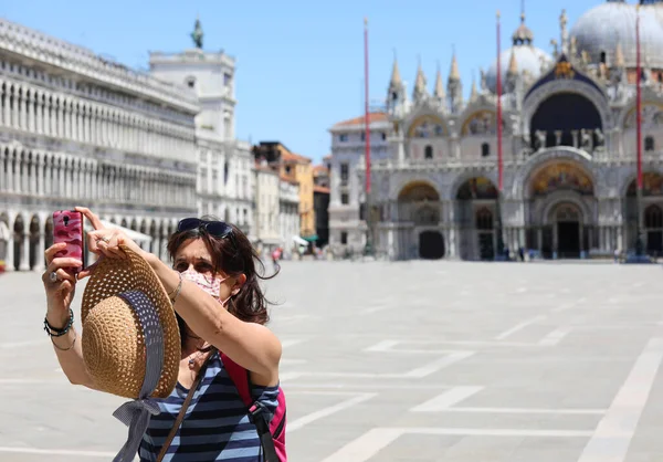 Turista Vestindo Uma Máscara Cirúrgica Tira Uma Foto Veneza Durante — Fotografia de Stock