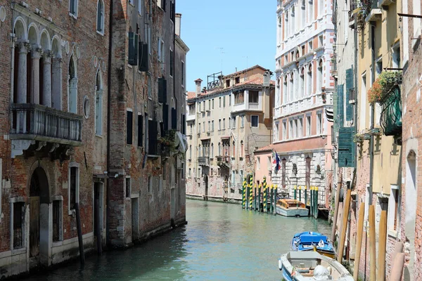Vista Característica Ilha Veneza Itália Com Canal Navegável Barcos Ancorados — Fotografia de Stock