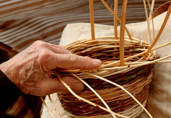 Hand Des Älteren Handwerkers Während Den Weidenkorb Herstellt Ihn Auf — Stockfoto
