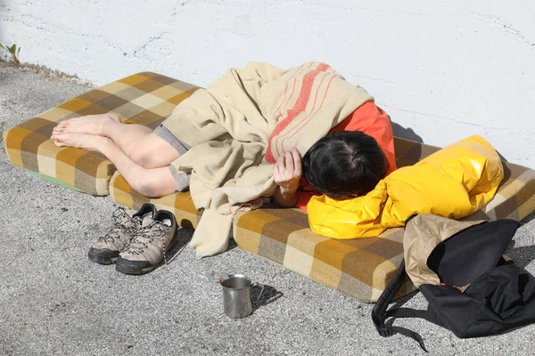 Homeless Man Sleeps Filthy Mattress Dirty Blanket Street City Metropolis — Stock Photo, Image