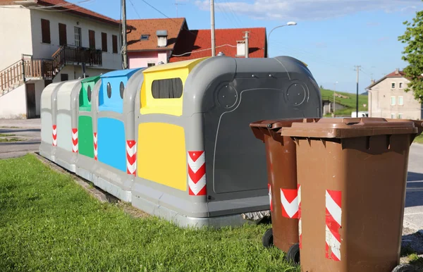 Bakken Voor Inzameling Van Gedifferentieerd Afval Van Verschillende Kleuren Het — Stockfoto