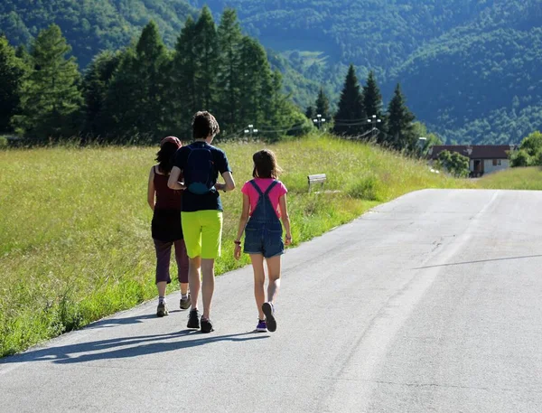 Famille Avec Jeune Mère Avec Deux Jeunes Enfants Tout Marchant — Photo