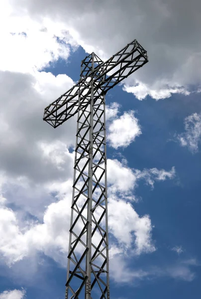 Великий Хрест Металевою Структурою Символізує Християнську Релігію Горі — стокове фото