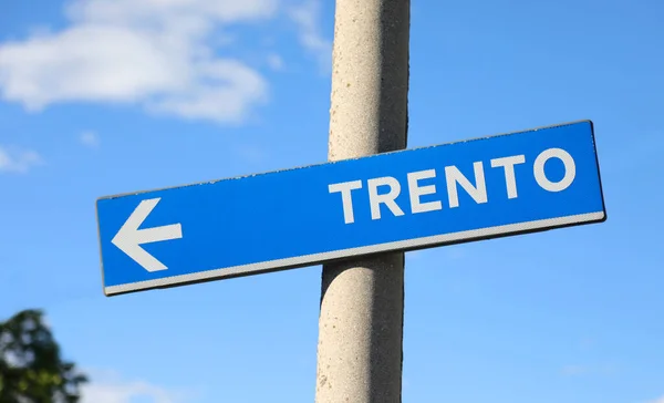 意大利城市特伦托的大路标和指向左边的箭头 免版税图库照片