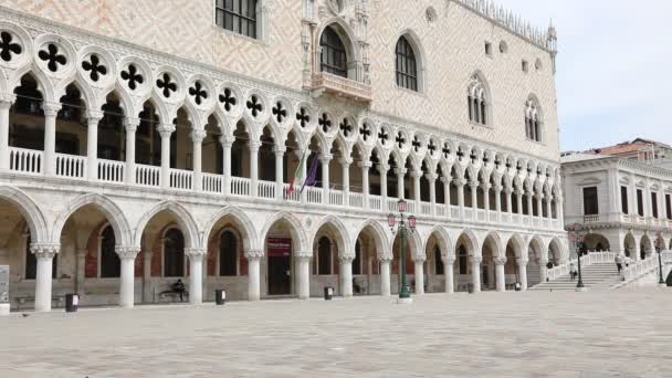 Venice Italy May 2020 사람들 코로나 바이러스의 출현으로 차단중인 두칼레 — 비디오