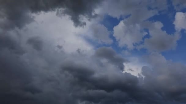 de nombreux nuages se déplaçant dans le ciel bleu idéal comme arrière-plan pour les prévisions météorologiques