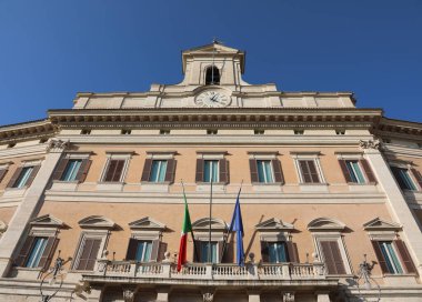 Roma, RM, İtalya - 3 Mart 2019: İtalya Parlamentosu Montecitorio, İtalya ve Avrupa bayrakları