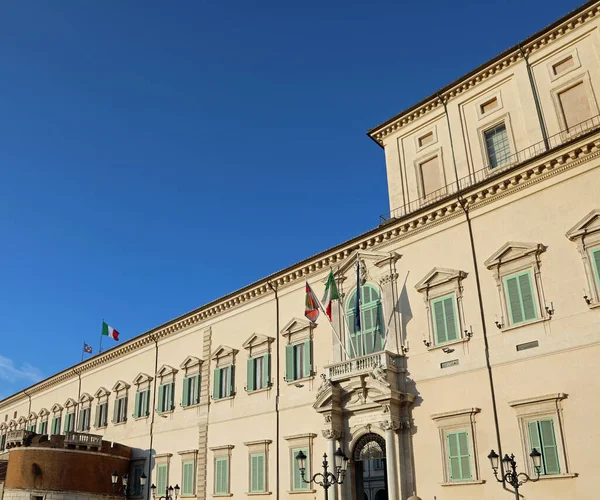 ローマ イタリア 2019年3月3日 イタリア語とヨーロッパの旗を持つクイリナーレ宮殿 — ストック写真