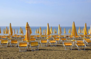 Kapalı şemsiyeli hamam ve Corona virüsü salgını yüzünden ıssız plajda kimse yok.