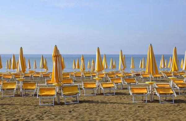 Kapalı Şemsiyeli Hamam Corona Virüsü Salgını Yüzünden Issız Plajda Kimse — Stok fotoğraf