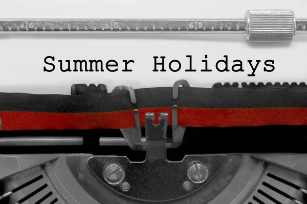 用黑色和红色墨水丝带的老式打字机在白纸上书写夏季圣日文字 — 图库照片