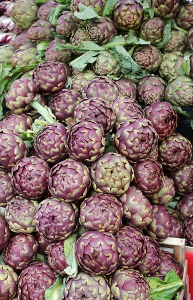 Muitas Alcachofras Verdes Grandes Para Venda Mercado Frutas Vegetais Inverno — Fotografia de Stock